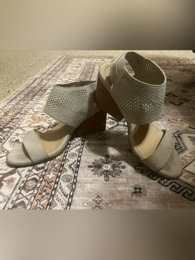 Dr. Scholl's Beige Perforated Block Heel Sandals size 7